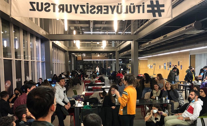 Yurt sorunu yaşayan öğrenciler geceyi kampüste geçiriyor