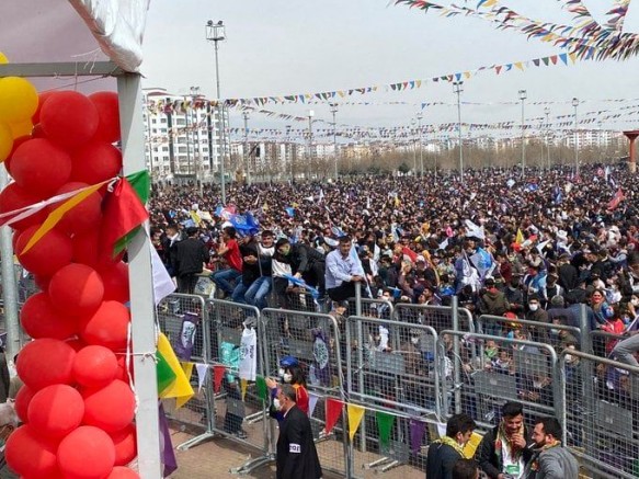 Yüz binlerce kişinin katılımına sahne olan Diyarbakır Newroz kutlaması başladı