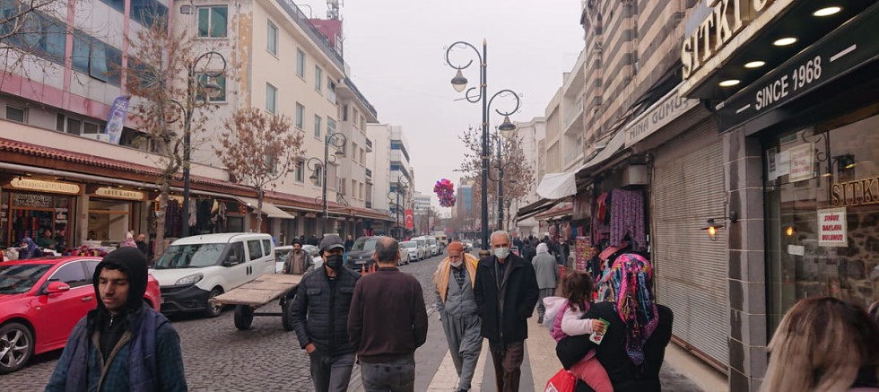 Zamlar yağmur gibi, asgari ücret yetişmiyor