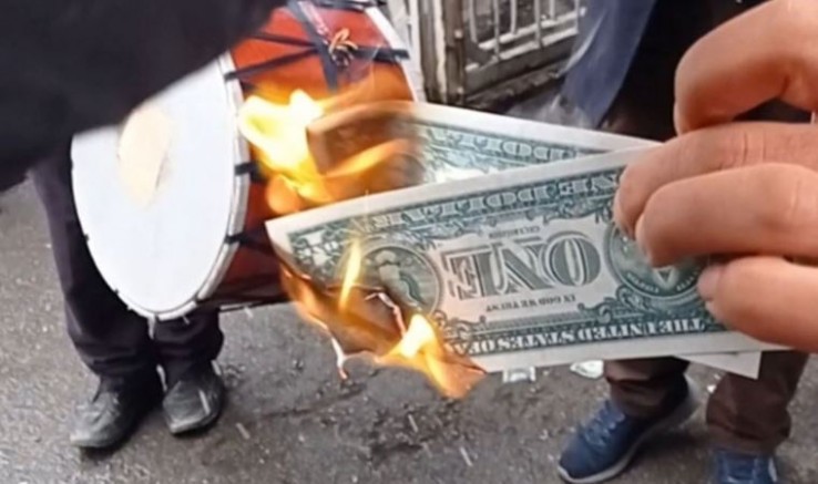 Zenginlerin Bankadaki Dolarına Halay çekerek Sevinen Türkiye Halkı