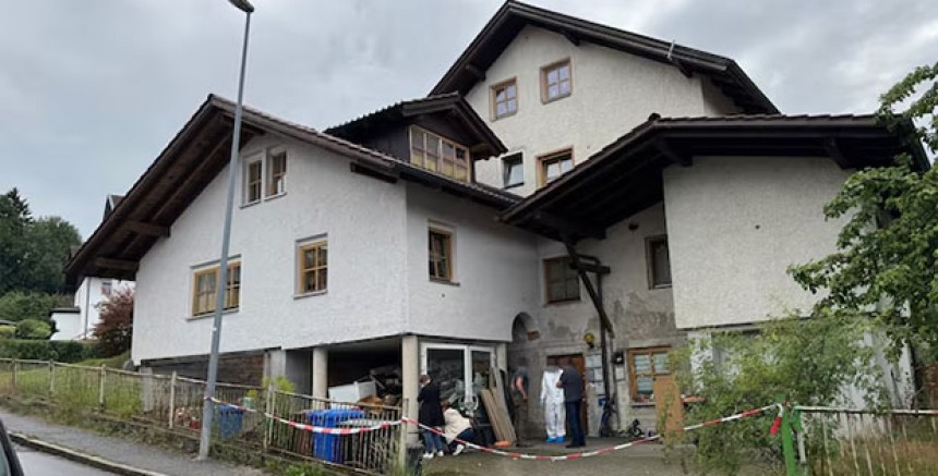 Zwiesel’de Dehşet: Parçalanmış Üç Ceset Bulundu, Zanlı Linz’de Teslim Oldu